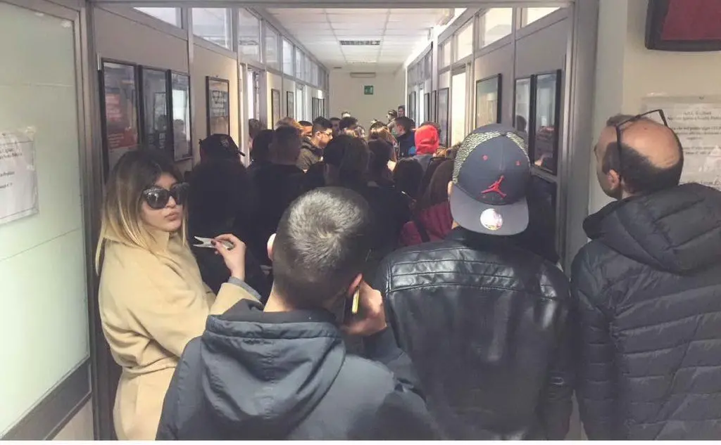 In tanti si presentano alla Asl di Cagliari con grande preoccupazione (Archivio L'Unione Sarda)
