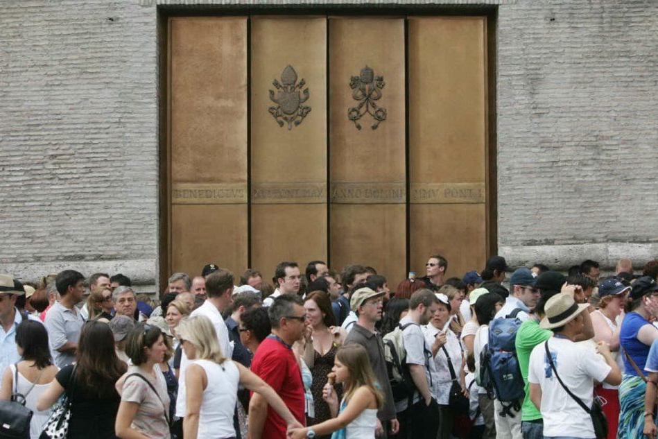 Turisti in attesa di entrare ai Musei Vaticani (Ansa)