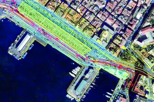 Una vista aerea di via Roma e, in giallo, l'area sotto la quale sarebbe dovuto sorgere il parcheggio interrato