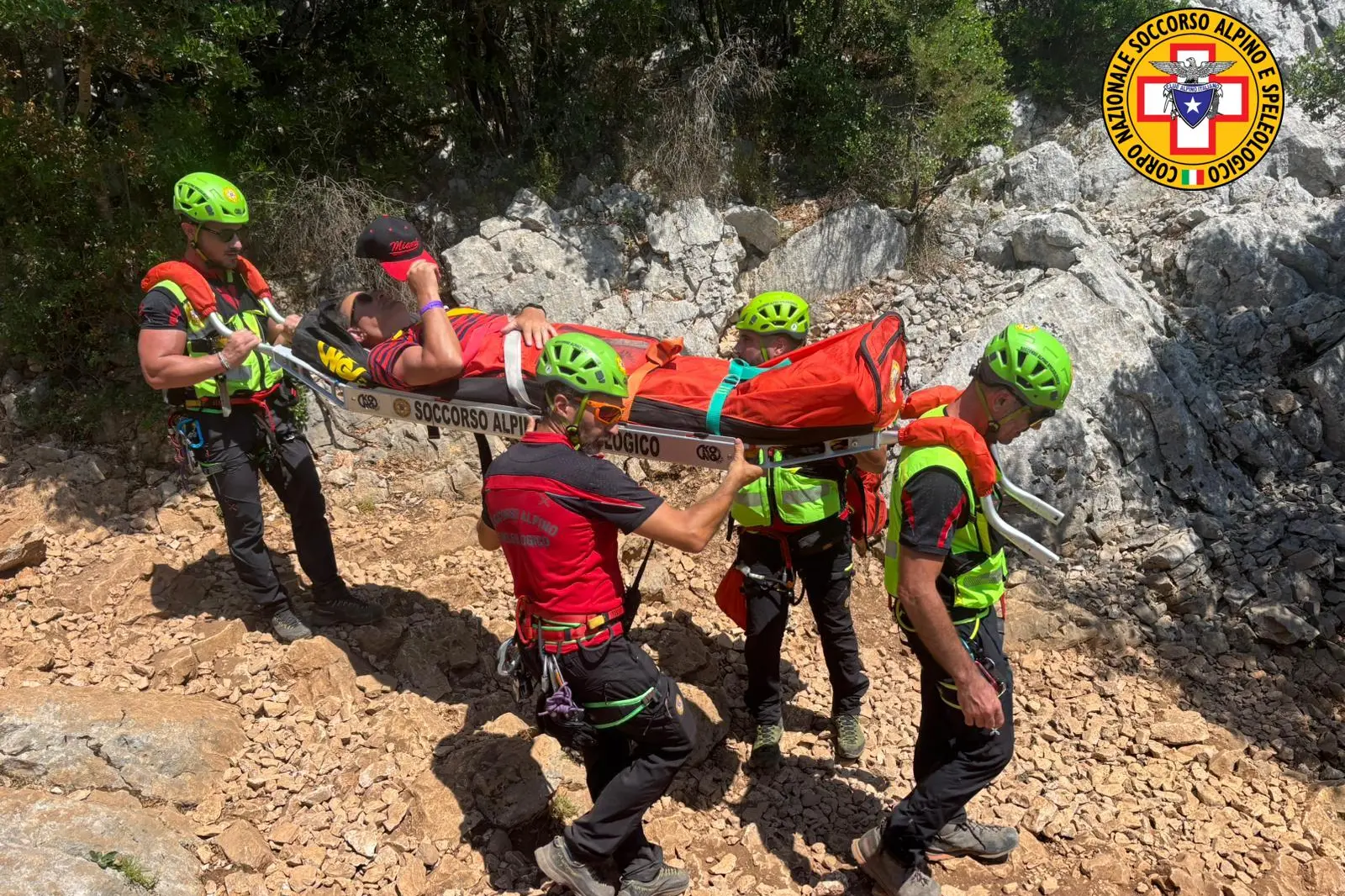 Il recupero del turista infortunato (foto Soccorso alpino e spleleologico)