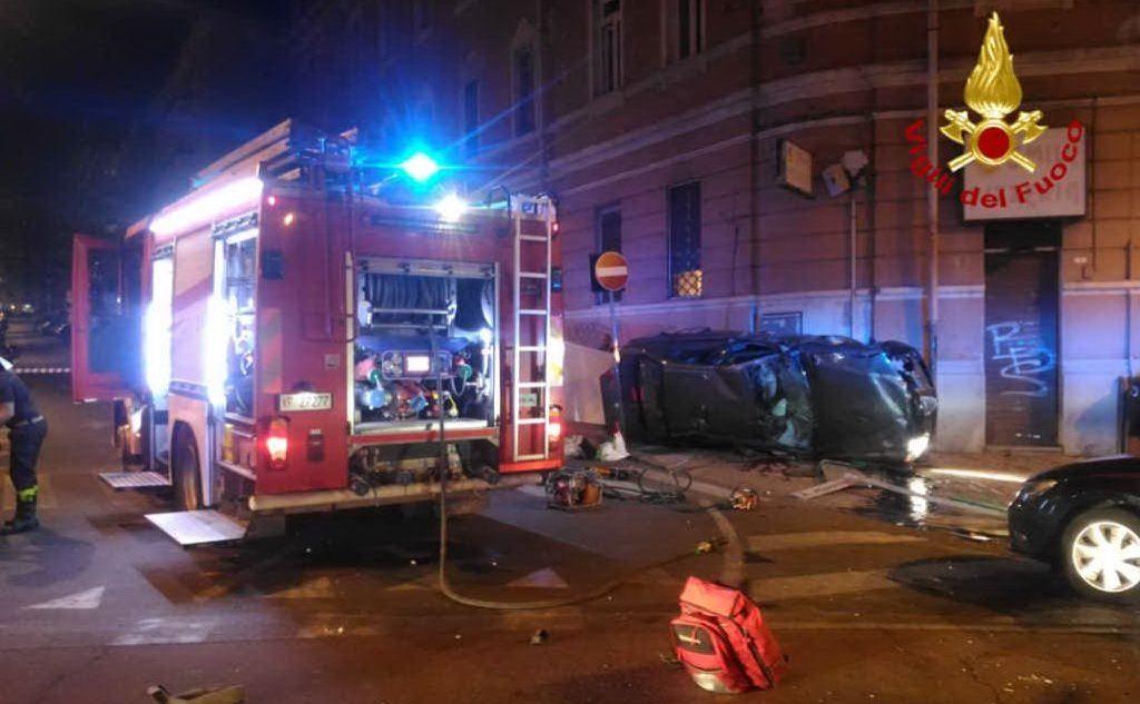 Nella notte altri due incidenti mortali, a seguito di due inseguimenti con i carabinieri. Il primo a Cagliari, in piazza San Benedetto