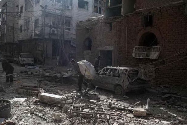Quartiere di Damasco dopo un bombardamento (foto Ansa/Epa)