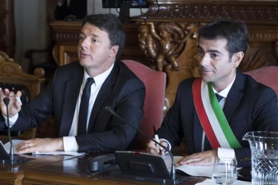 Renzi e Zedda durante un incontro in Comune nel 2016 (Ansa)