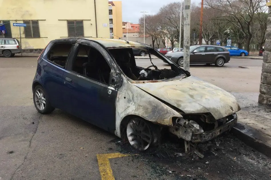 Una delle auto incendiate (foto Gloria Calvi)