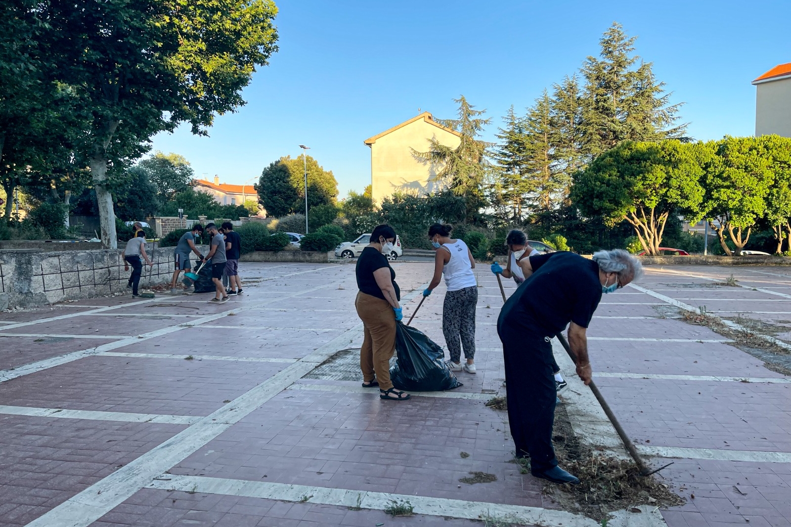 I volontari ripuliscono il quartiere di Santa Maria a Macomer (foto Nachira)