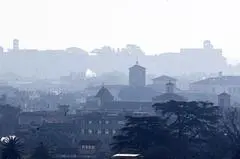L'immagine di una città avvolta dallo smog (archivio US)