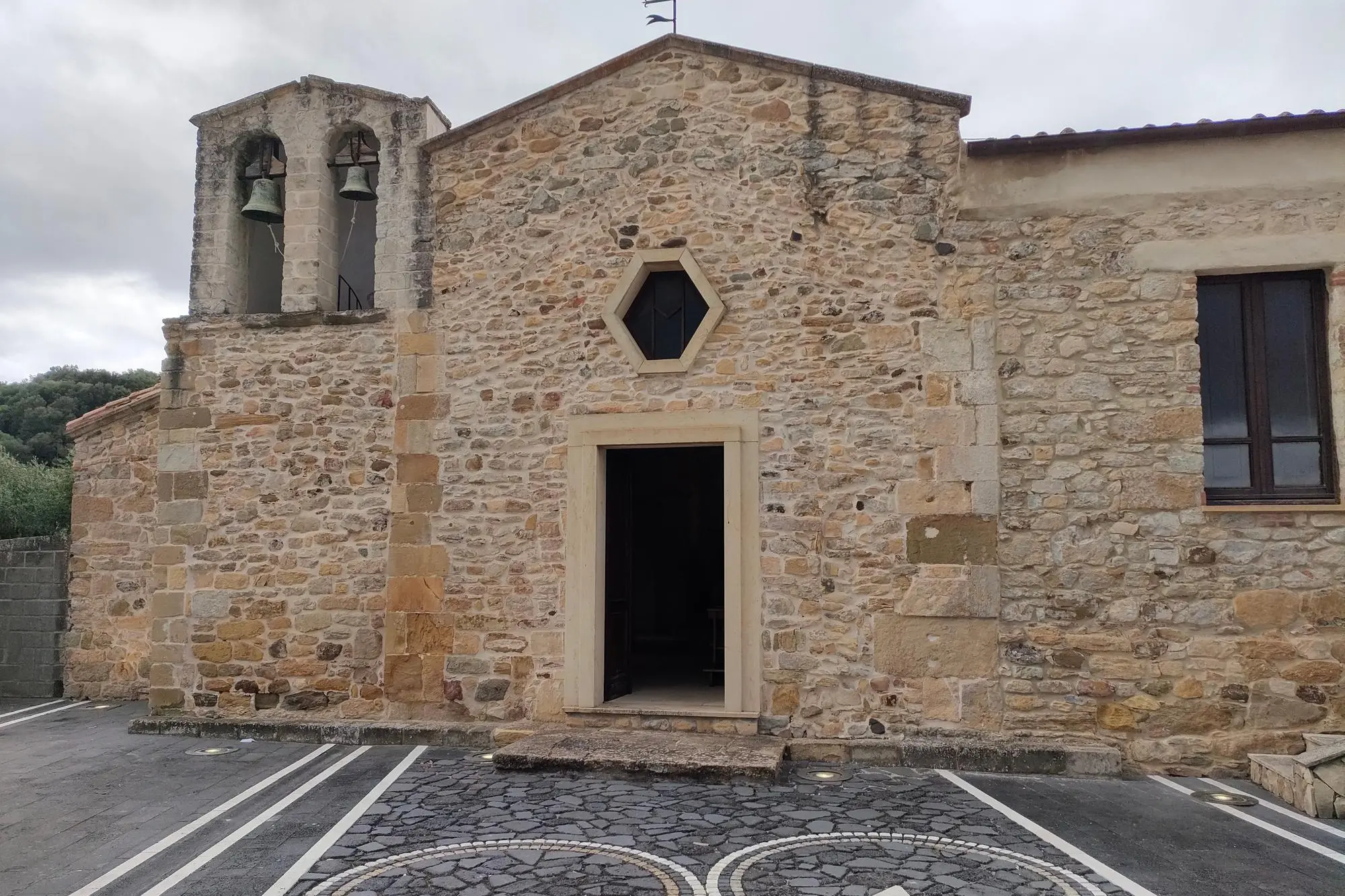 La chiesa di Santa Maria a Pompu (foto di Giacomo Pala)