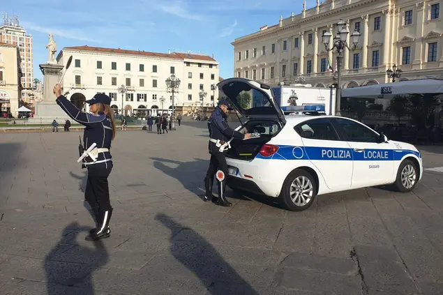 Una pattuglia della polizia locale (foto concessa)