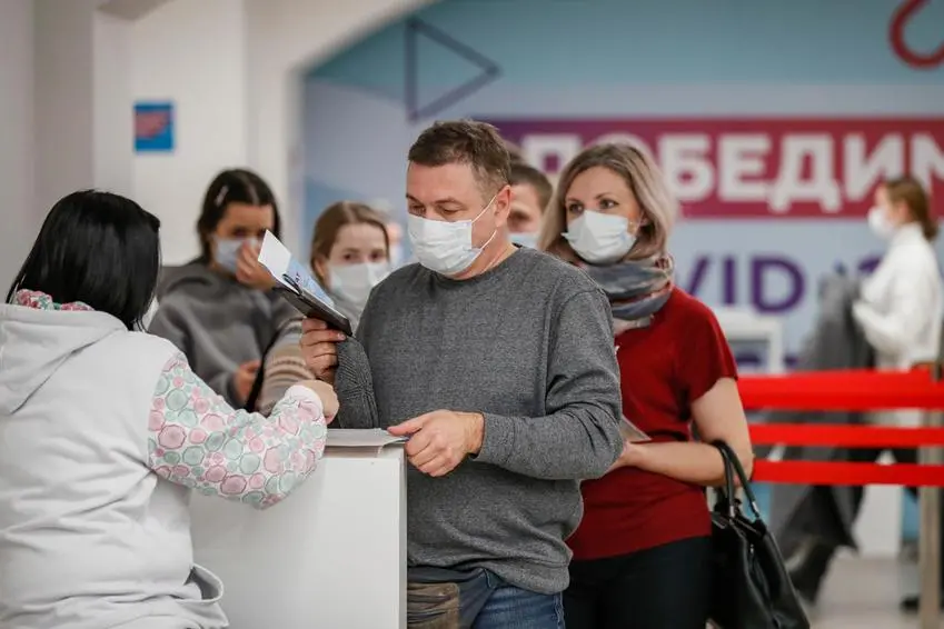 Persone in coda a Mosca per il vaccino (Ansa)