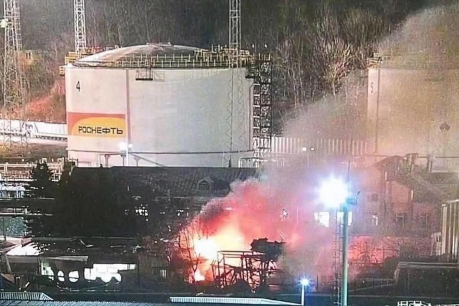 Esplosioni nella città russa di Tuapse, con un incendio divampato nella raffineria del colosso petrolifero Rosneft (foto via Ansa)