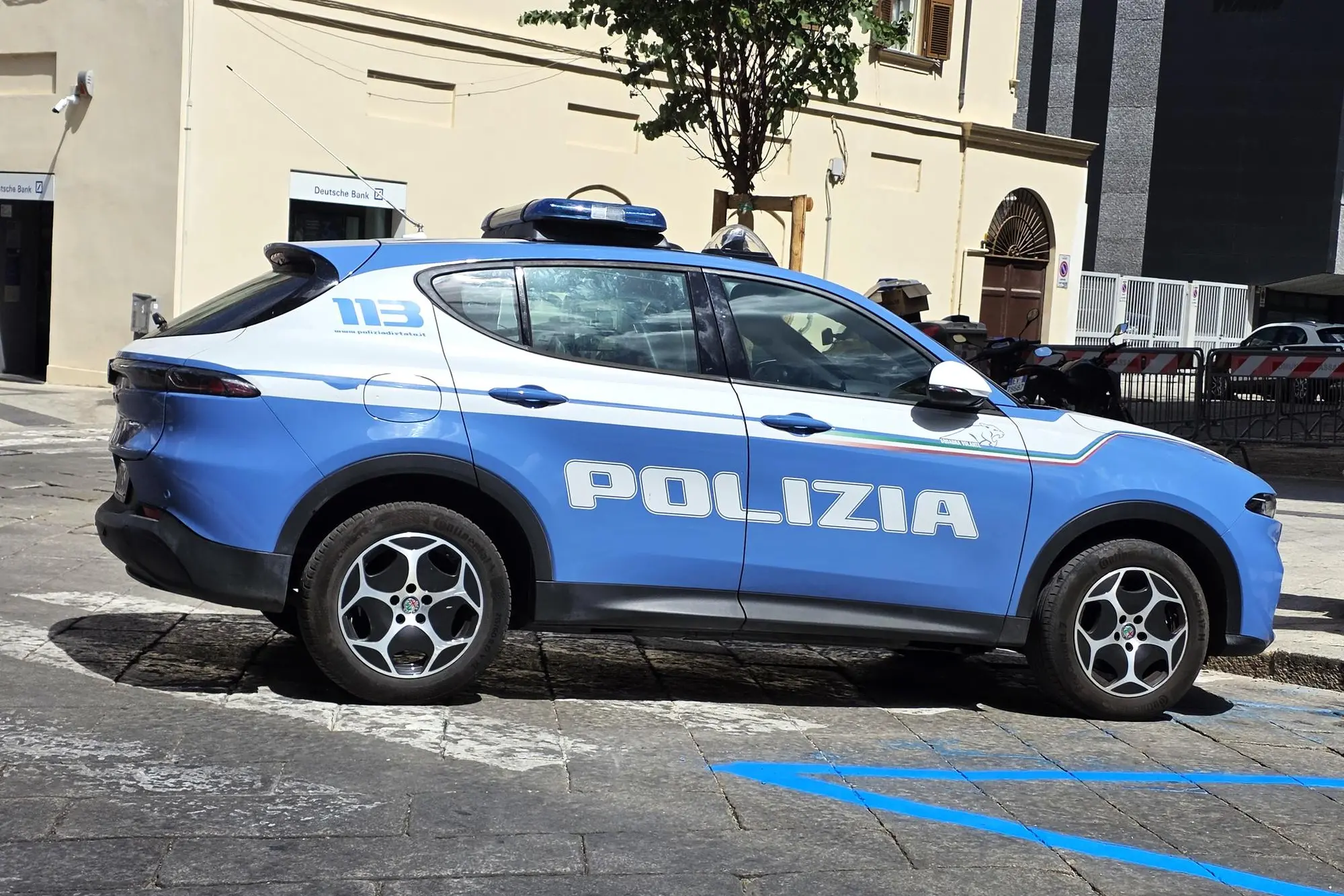 Polizia di Stato davanti al tribunale
