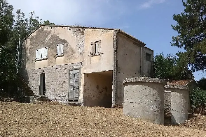 Uno dei ruderi acquistati dalla società controllata da una cittadina russa all’asta bandita dalla Regione