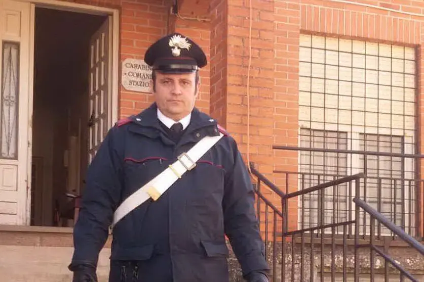 Un carabiniere davanti alla caserma di Sindia
