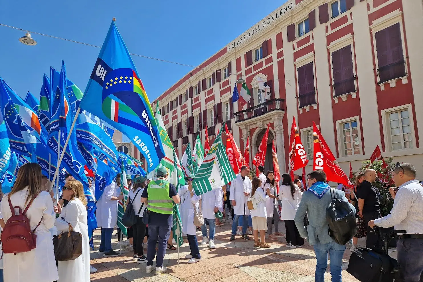 Una protesta dei farmacisti, organizzata da Filcams-Cgil, Fisascat-Cisl e Uiltucs davanti alla prefettura di Cagliari