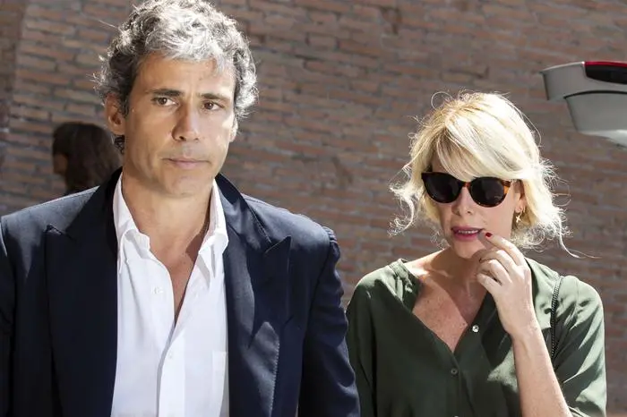 Alessia Marcuzzi con il marito Paolo Calabresi Marconi ai funerali del regista Carlo Vanzina, 10 luglio 2018 a Roma. ANSA/MASSIMO PERCOSSI