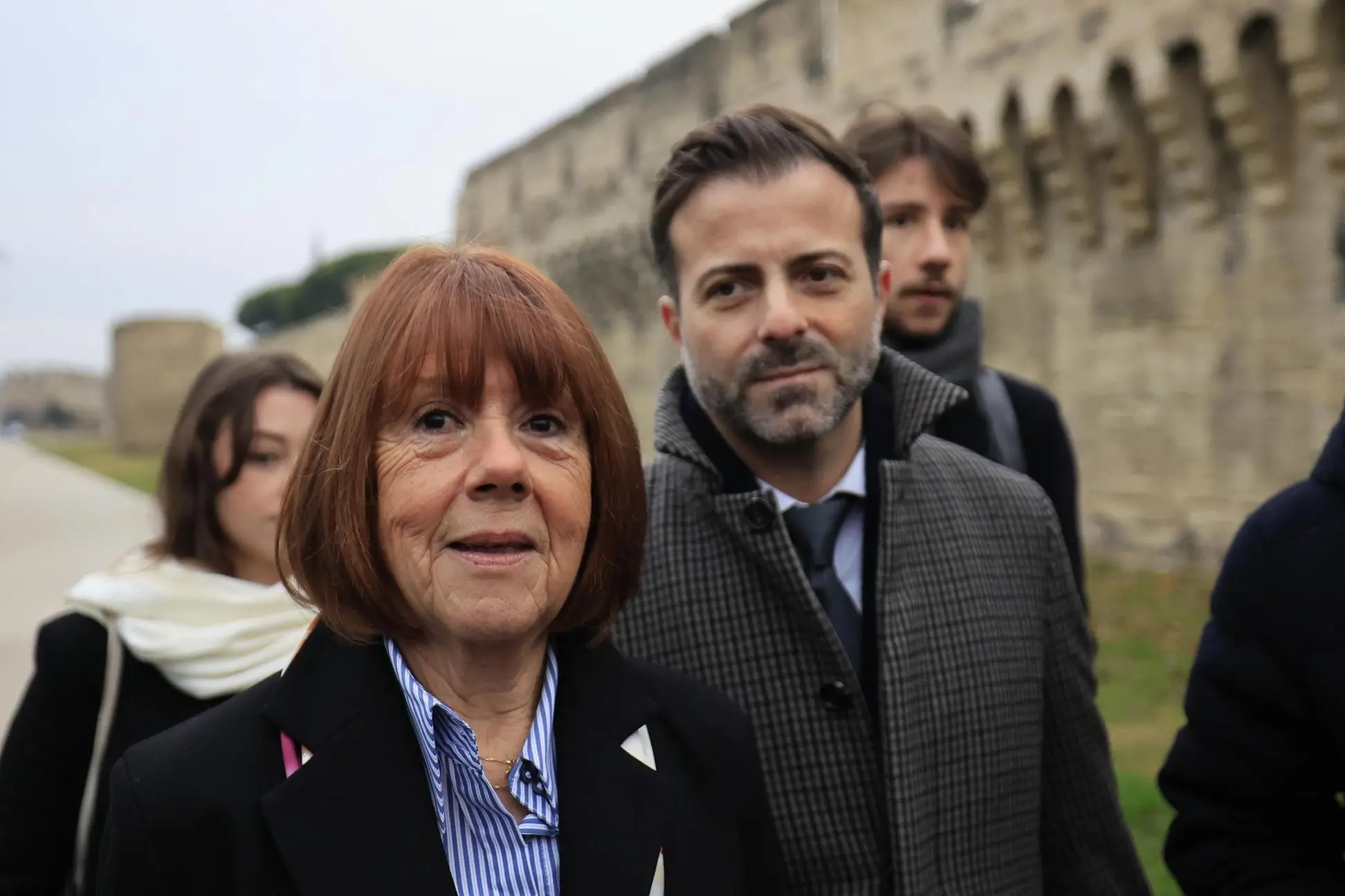 Gisèle Pelicot con il suo avvocato (foto Ansa/Epa)