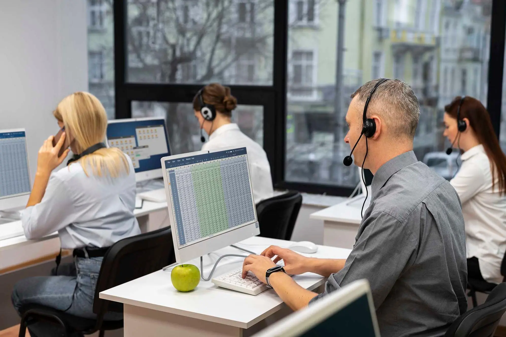 Operatori di un call center al lavoro