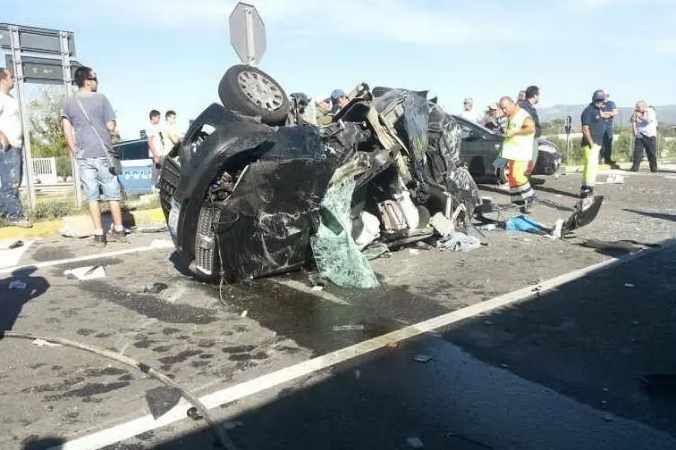 L'auto rimasta coinvolta nello scontro con il bus