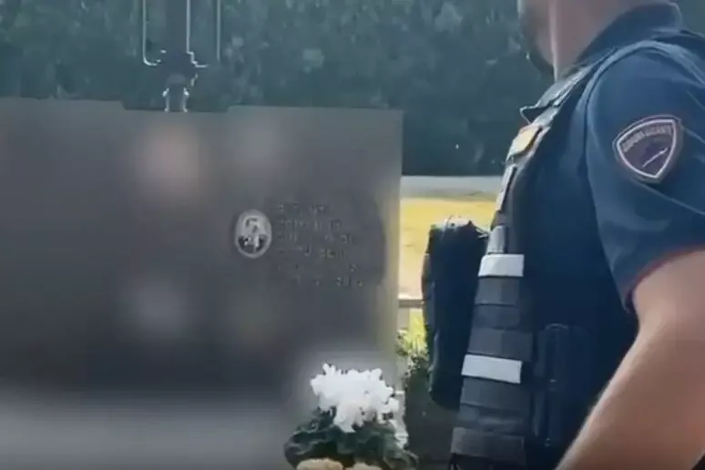 Novantaduenne vandalizza la tomba dell’ex sindaco: i rancori per un esproprio di sessant’anni fa