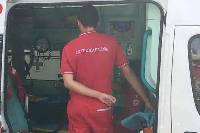 Un volontario della Croce Rossa (Foto L'Unione Sarda)
