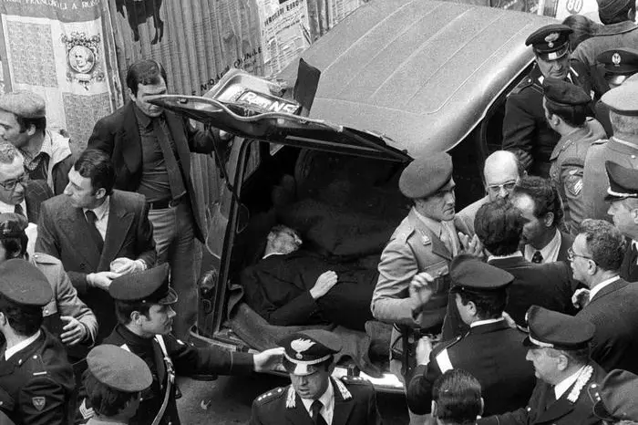 In una foto di archivio il ritrovamento del corpo di Aldo Moro in una renault a via Caetani a Roma. Era il 9 maggio 1978. FAVA /ANSA