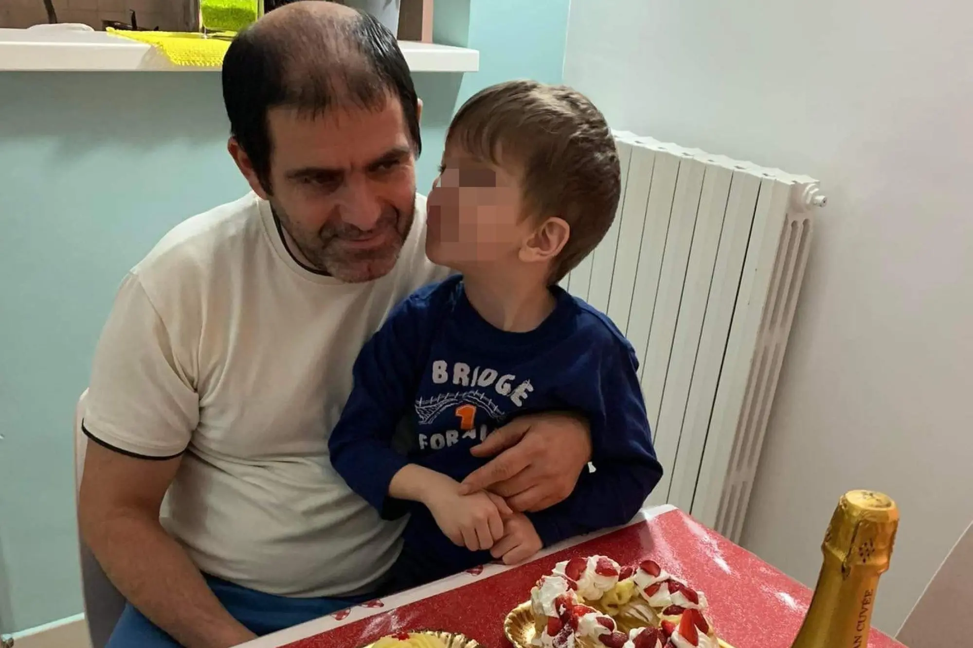 Taulant Malaj con il figlio (foto Facebook)