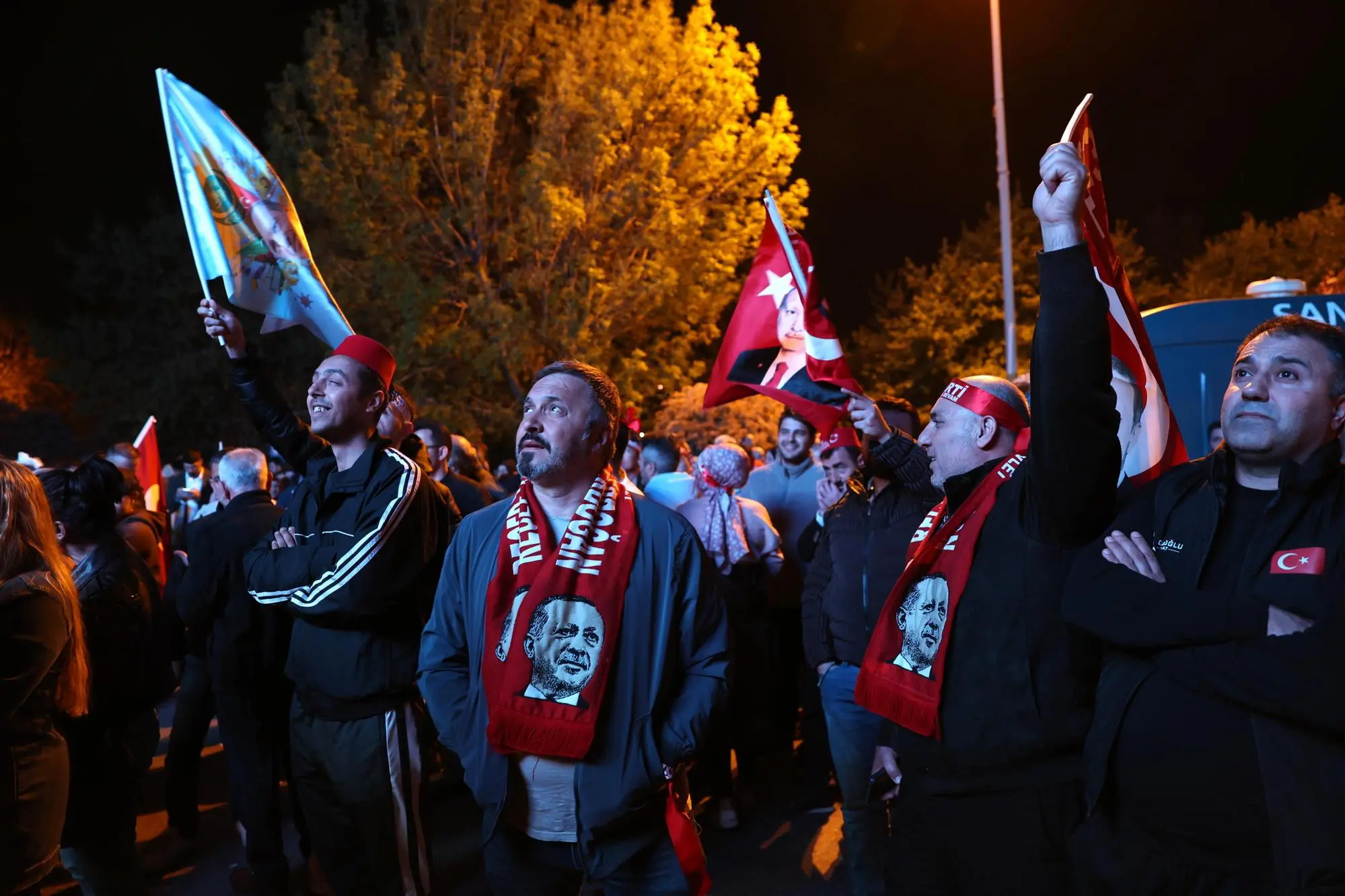 Sostenitori di Erdogan in attesa del verdetto delle urne (Ansa)