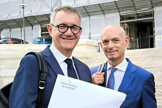 Piero Comandini e Giuseppe Frau, presidente e vicepresidente del Consiglio regionale, con la richiesta per l'abrogazione dell'autonomia differenziata