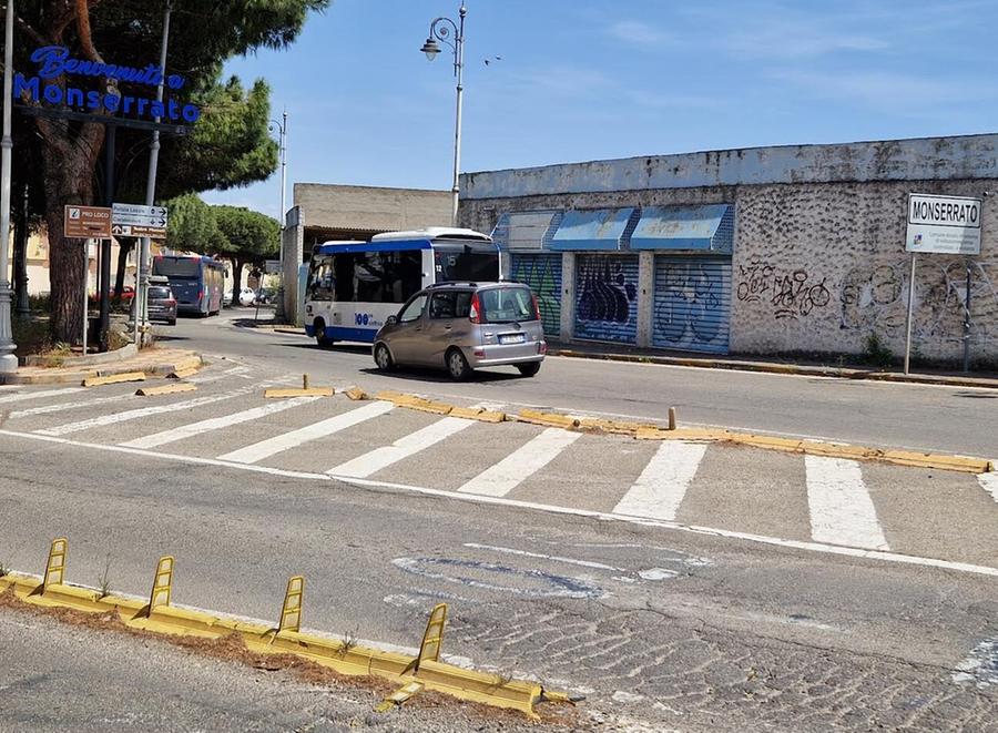 Cordolo distrutto, spunta la svolta vietata