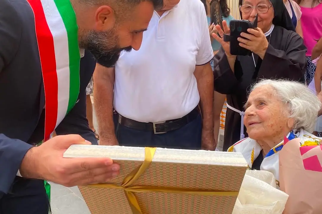 Il sindaco Davide Fanari e la centenaria Nemesia Muscas (Foto concessa)