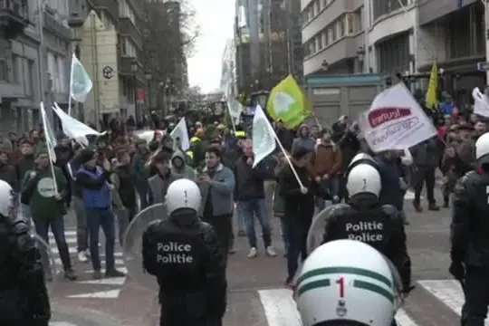 Ue, agricoltori cantano Marsigliese davanti poliziotti anti-sommossa
