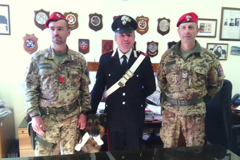 I carabinieri che hanno proceduto al sequestro (foto Giovanna Falchetto)