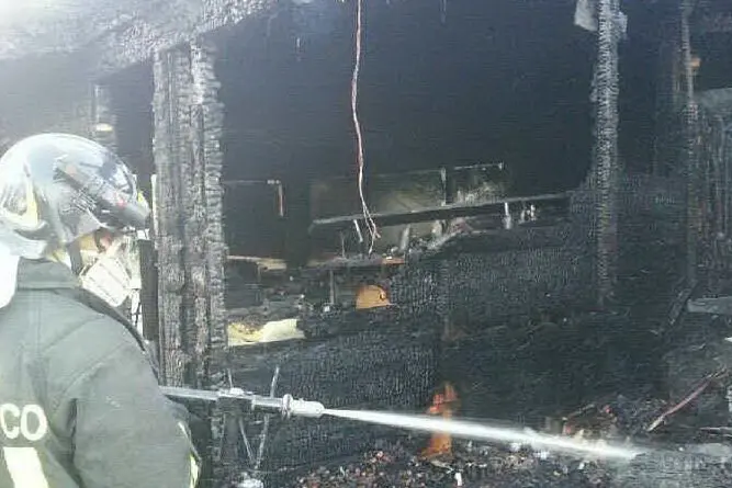 Il chiosco distrutto dalle fiamme