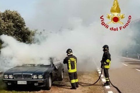 L'auto in fiamme (foto Vigili del fuoco)