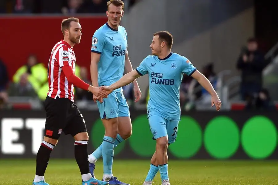 Il ritorno in campo di Eriksen e la stretta di mano con Ryan Fraser (Ansa)