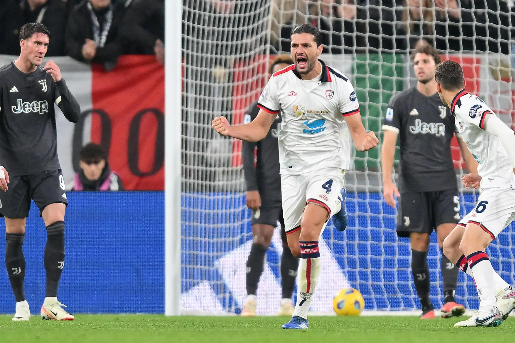 Cagliari's Alberto Dossena jubilates after scoring the gol (2-1) during the italian Serie A soccer match Juventus FC vs Cagliari Calcio at the Allianz Stadium in Turin, Italy, 11 november 2023 ANSA/ALESSANDRO DI MARCO