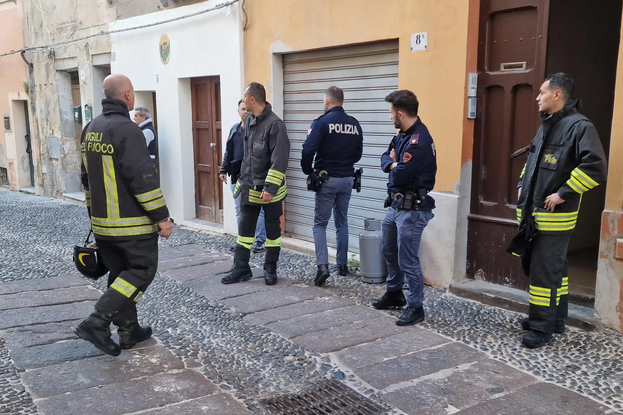Sassari, polizia e vigili del fuoco in via Santa Elisabetta (Foto E. Floris)