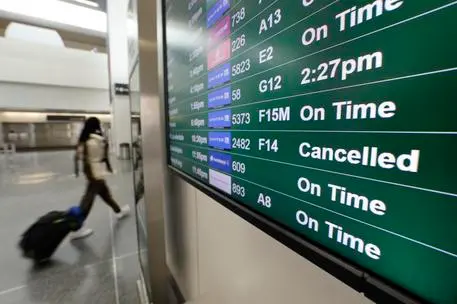 “Voli cancellati e rimborsi, tuteliamo i passeggeri\" (foto Ansa)