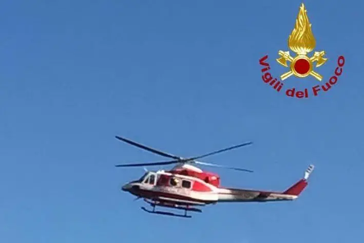 Un elicottero dei Vigili del fuoco in azione a Gonnoscodina (foto Vigili del fuoco)