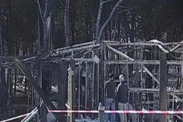 Il chiosco-bar completamente distrutto dalle fiamme