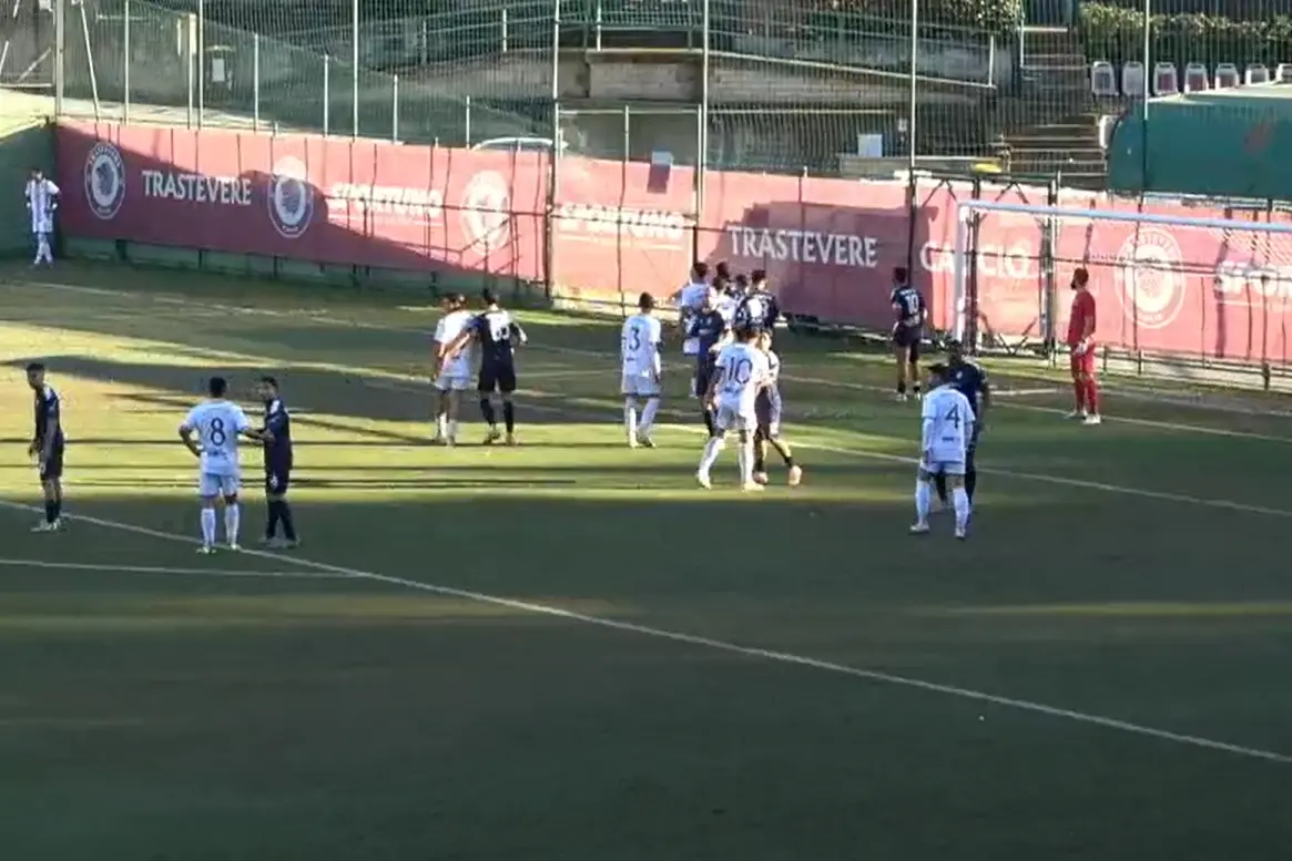 Calcio d'angolo per il Trastevere nel match con l'Olbia (foto Ilenia Giagnoni)