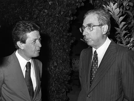 Nella foto d'archivio del 1977, Enrico Berlinguer, segretario del Pci, e Francesco Cossiga ministro dell'interno