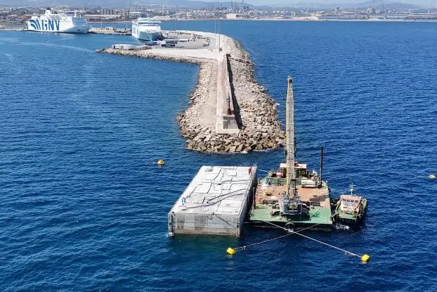 Il posizionamento e l'immersione del primo cassone a Porto Torres (foto concessa)