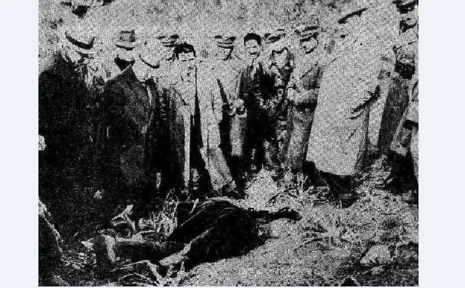 Investigatori e carabinieri accanto al cadavere del bandito