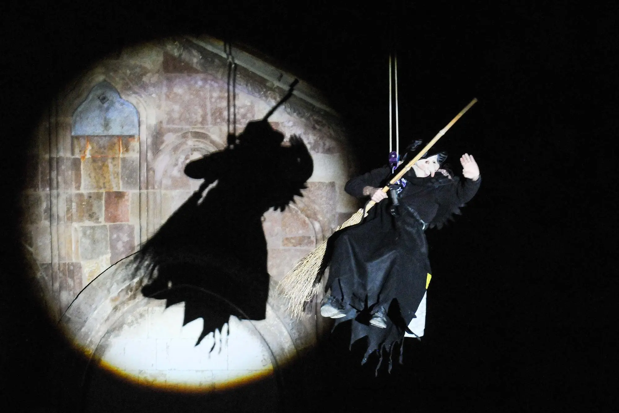 La discesa della Befana dal campanile della cattedrale a Iglesias (Foto Angelo Cucca, archivio L'Unione Sarda)