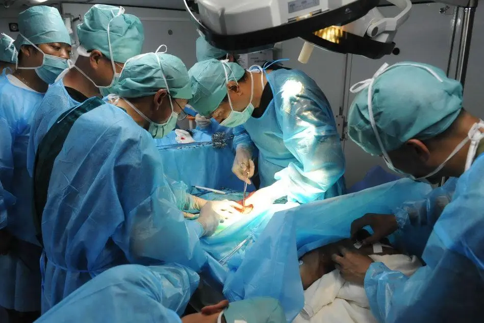 Un'équipe chirurgica impegnata nella ricostruzione di un padiglione auricolare