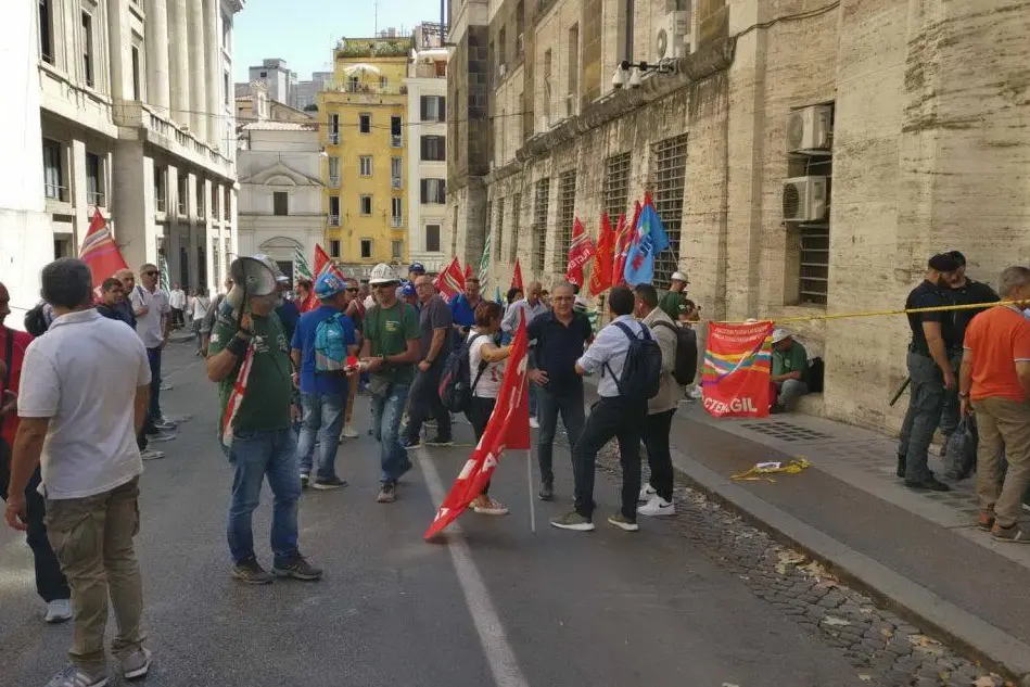 La delegazione sindacale davanti al Mise (foto L'Unione Sarda - Pani)