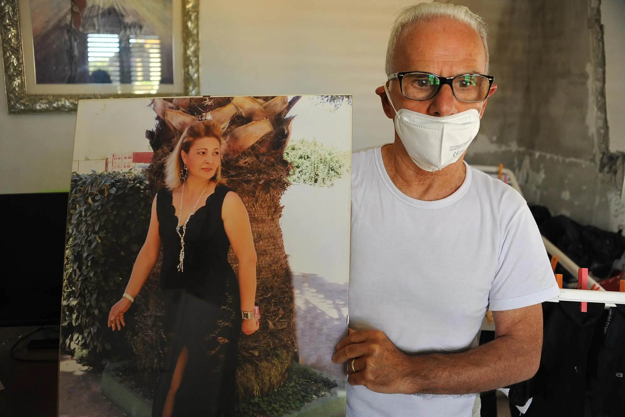 Antonino Demelas mostra una foto di Marina Catangia: lui è accusato del delitto
