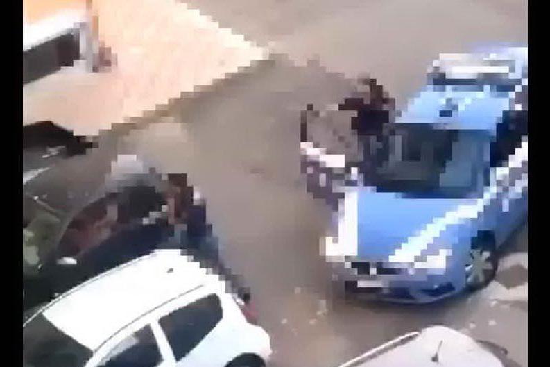 Cagliari, &quot;battaglia&quot; tra agenti e pusher in strada: poi l'arresto