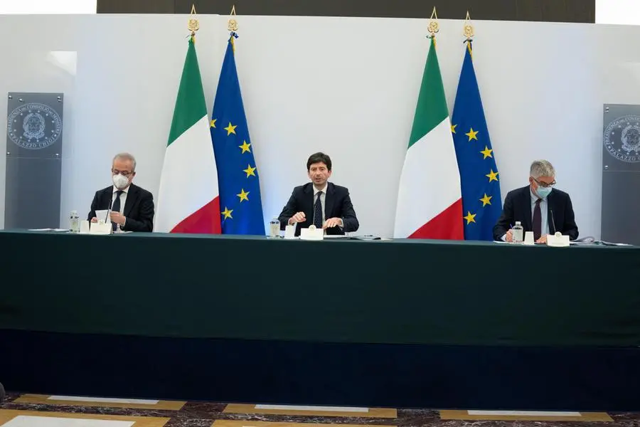 Il Ministro della Salute, Roberto Speranza (C), il presidente dell'Iss, Silvio Brusaferro (D), il coordinatore del Cts, Franco Locatelli, durante la conferenza stampa al termine del Cdm per illustrare il nuovo provvedimento con le misure anti-Covid-19. Confermato lo stop a feste all'aperto ed eventi fino al 31 gennaio 2022 con lo scopo di evitare assembramenti, 23 dicembre 2021. ANSA / Filippo Attili - Palazzo Chigi +++ ANSA PROVIDES ACCESS TO THIS HANDOUT PHOTO TO BE USED SOLELY TO ILLUSTRATE NEWS REPORTING OR COMMENTARY ON THE FACTS OR EVENTS DEPICTED IN THIS IMAGE; NO ARCHIVING; NO LICENSING +++